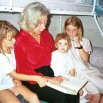 girls-grandma