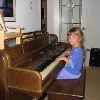 Zoe playing piano 002